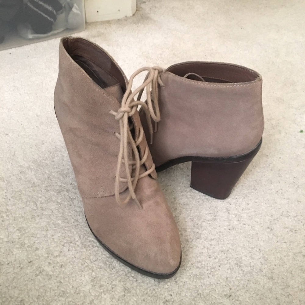 Steve Madden taupe lace up booties